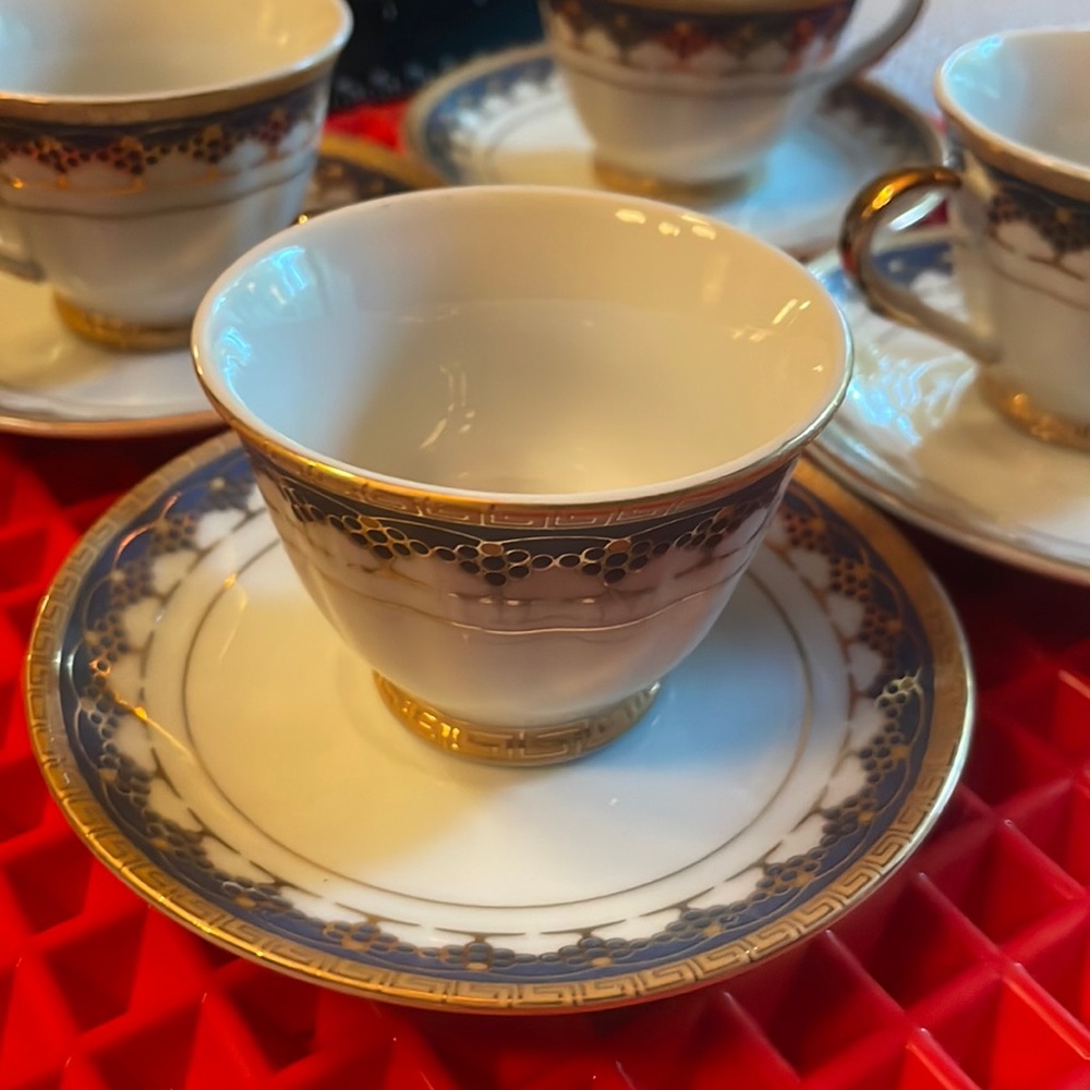 BEAUTIFUL VINTAGE D’LUSSO DEMITASSE TEACUPS AND SAUCERS